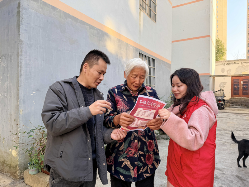 1.独山段为退休党员讲解宪法知识。 杨永红摄.JPG