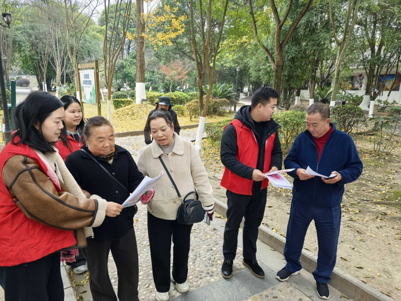 2.惠水段发放宣传海报。余週 摄.jpeg