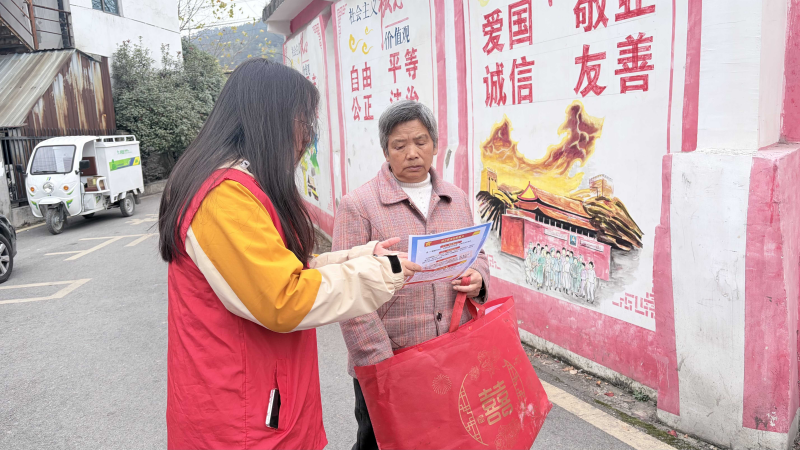 4.瓮安段向群众讲解宪法知识。霍仁欢 摄.png