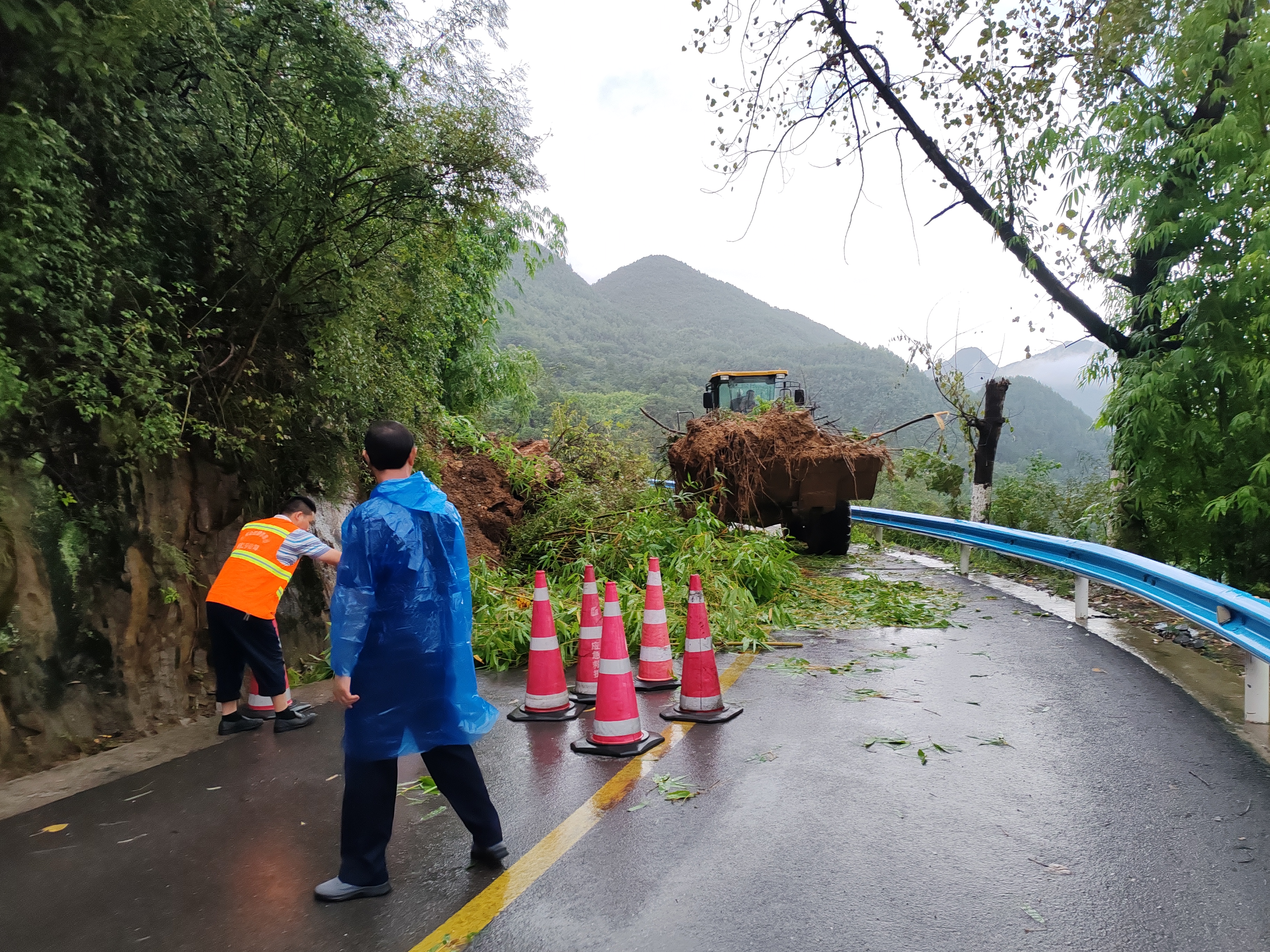 清理塌方.jpg