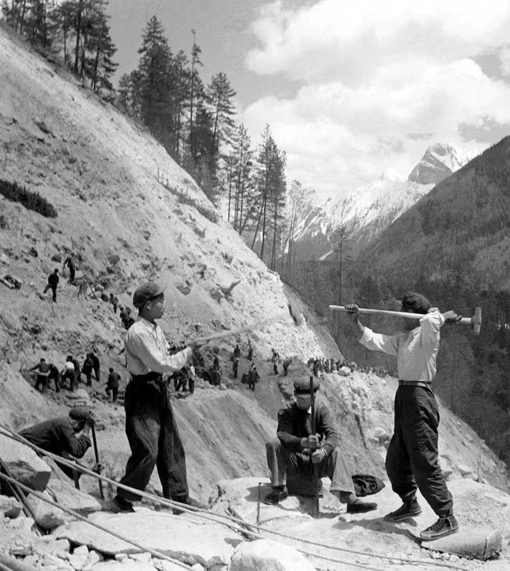 2 康藏公路施工旧照.webp