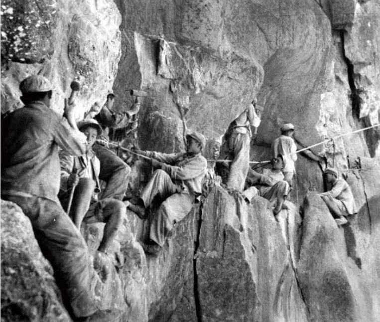 4 康藏公路施工老照片.webp