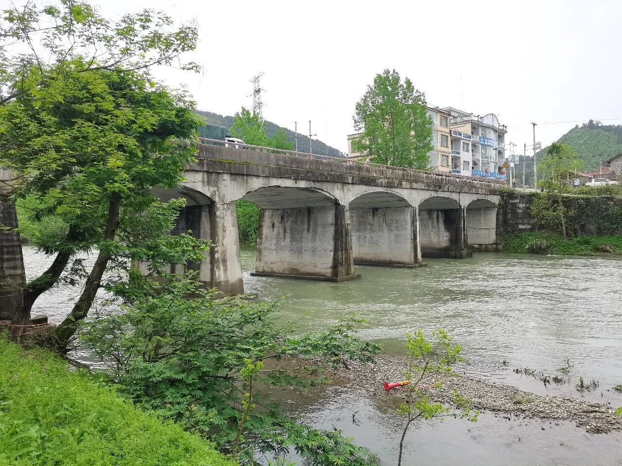 2 原S310线鹿洞河桥加固后状况.jpg