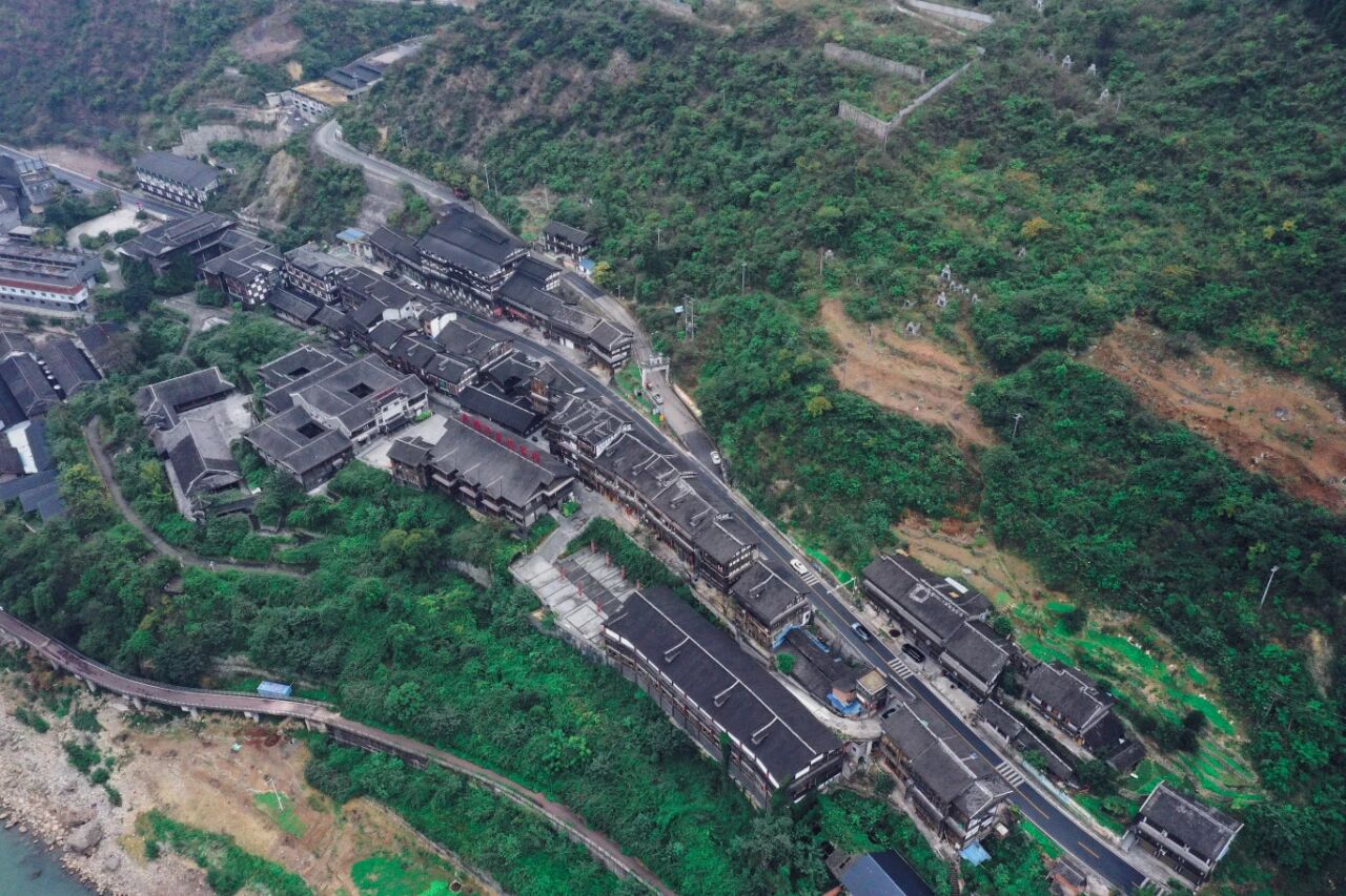 3 G212公路贯穿马桑坪小镇.jpg