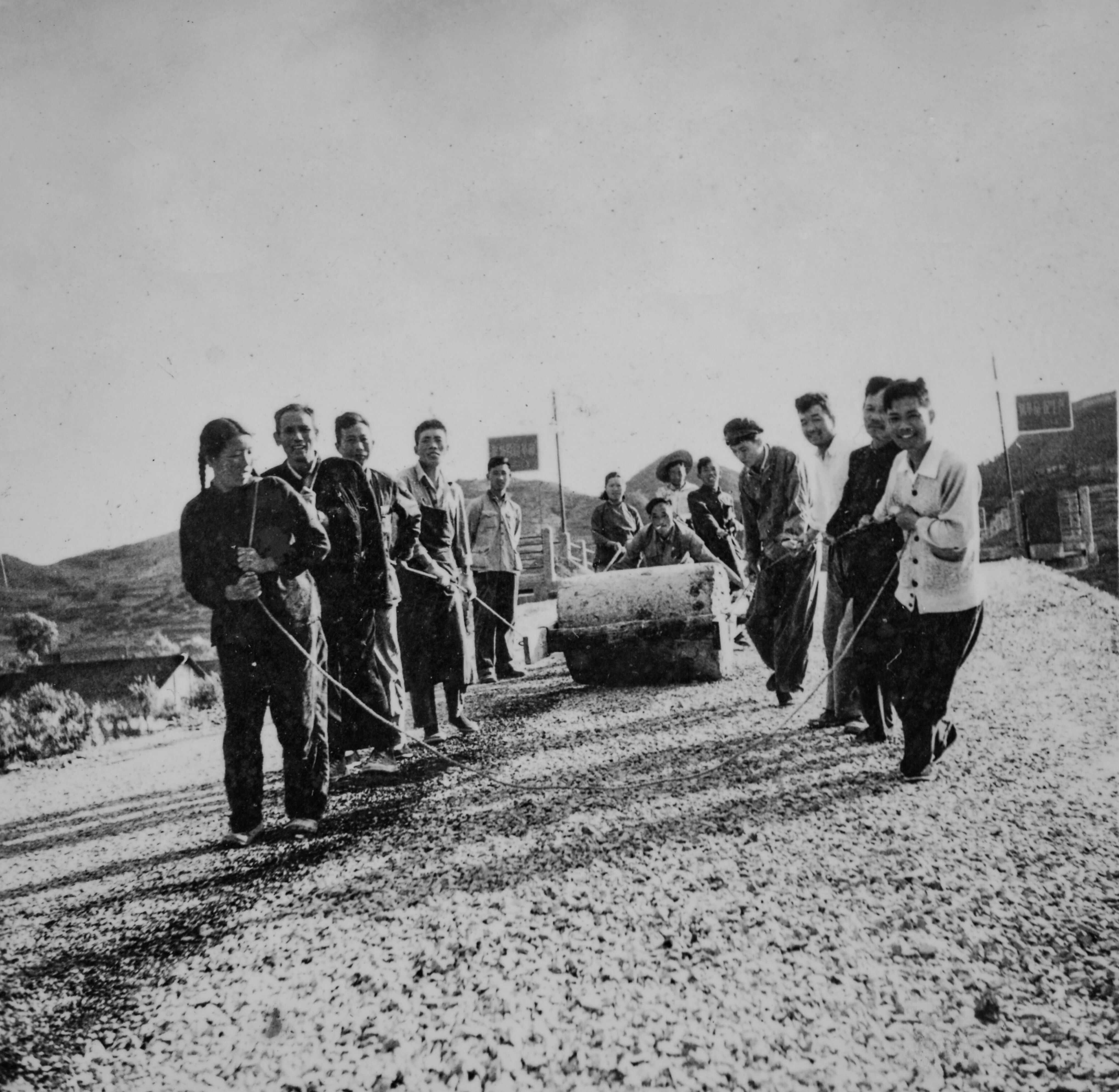 2 图为工人们拉动公路石碾子修建103大桥桥面。图源:贵州省三穗公路管理段.jpg