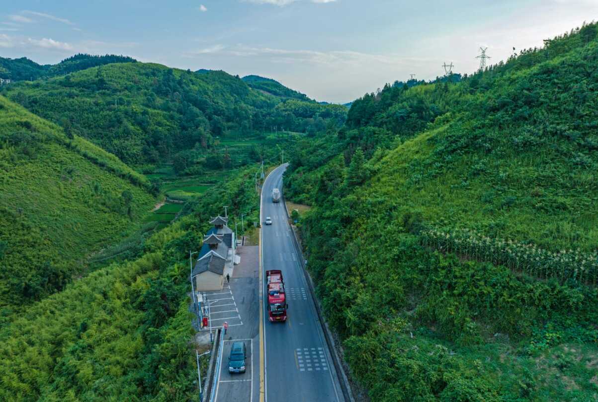 5 国道320线K1813+800处蜜蜂坡停车区。陈沛亮 摄.png