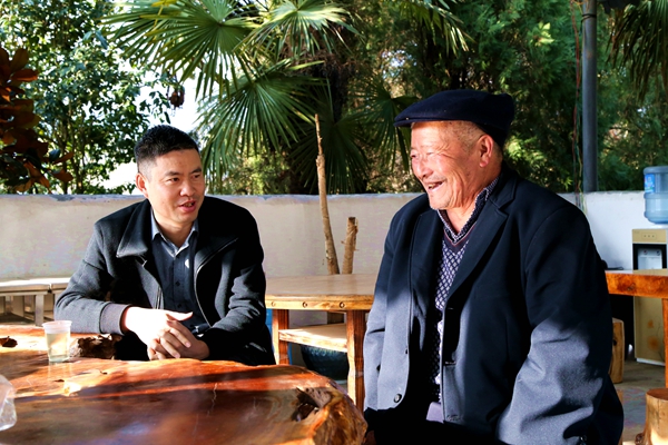 王瑞远与全国劳动模范赵德清亲切交谈