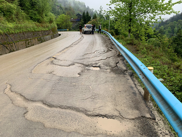 石阡公路管理段及时抢修沉陷路面保畅通