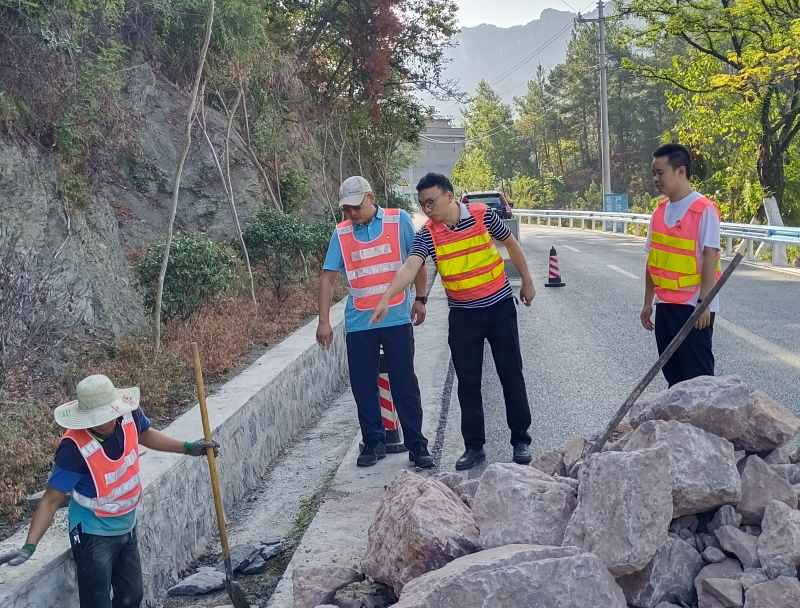 对G211线隐患治理工程开展安全生产检查.jpg