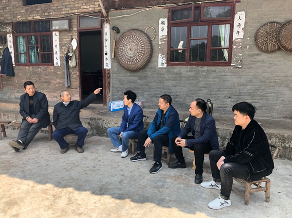 坝组退休职工谭明信家中,接着走访了李成贵,困难职工王宽忠,罗云光