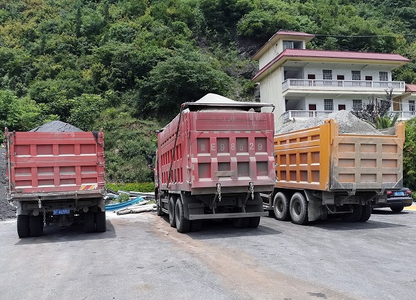 停在卸货场等待卸载的超限超载运输车辆.